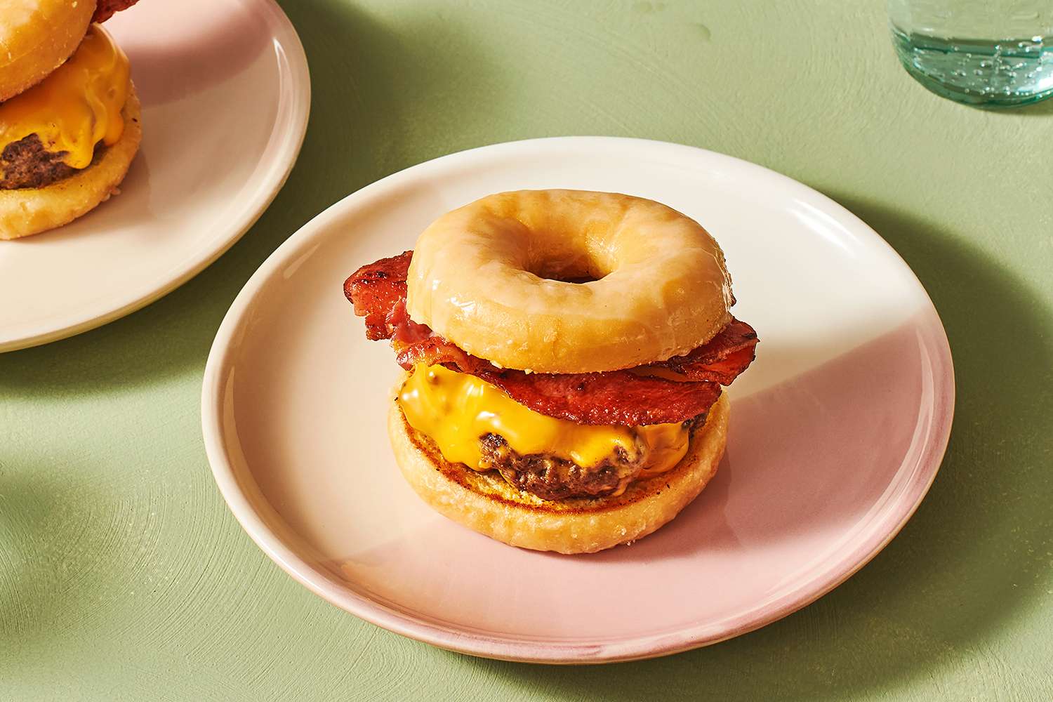 luther-burger-doughnut-bacon-cheeseburger-4018810-hero-01-f776607bc457405e8409a1bfd02952f7